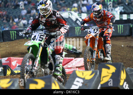 15. Januar 2011 - Phoeniz, Arizona, USA - 942 Tye Simmonds jagen Läppen einen langsameren Fahrer über den Whop-Abschnitt in der zweiten Runde 2 der Monster Energy Supercross. (Kredit-Bild: © Dean Henthorn/Southcreek Global/ZUMAPRESS.com) Stockfoto