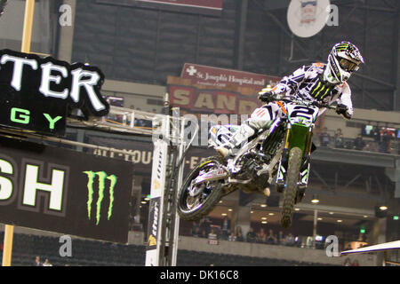 15. Januar 2011 - Phoeniz, Arizona, USA - Monster Energy Kawasaki Ryan Villopoto (2) über die Ziellinie zu senden springen auf dem Weg zu seinem Hitze-Sieg am Samstag Abend in Phoenix. (Kredit-Bild: © Dean Henthorn/Southcreek Global/ZUMAPRESS.com) Stockfoto