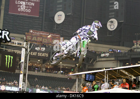 15. Januar 2011 - Phoeniz, Arizona, USA - Monster Energy Kawasaki Ryan Vilopoto (2) über die Ziellinie zu senden springen auf dem Weg zu seinem Hitze-Sieg am Samstag Abend in Phoenix. (Kredit-Bild: © Dean Henthorn/Southcreek Global/ZUMAPRESS.com) Stockfoto