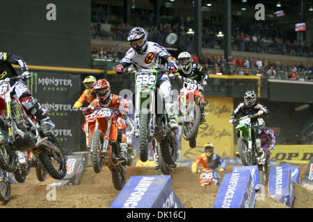 15. Januar 2011 - Phoeniz, Arizona, USA - Runde 2 der Monster Energy Supercross Serie vorgesehenen eines der wettbewerbsfähigsten Felder in 15 Jahren Supercross und Supercross Licht Divisionen. (Kredit-Bild: © Dean Henthorn/Southcreek Global/ZUMAPRESS.com) Stockfoto