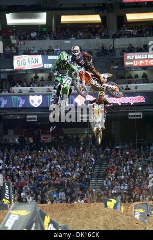 15. Januar 2011 - Phoeniz, Arizona, USA - Josh Hansen (100) mischen Sie es in schwere Luft Verkehr über die großen Triple auf seinem Weg zum Gewinn seine zweite gerade Hauptereignis. (Kredit-Bild: © Dean Henthorn/Southcreek Global/ZUMAPRESS.com) Stockfoto