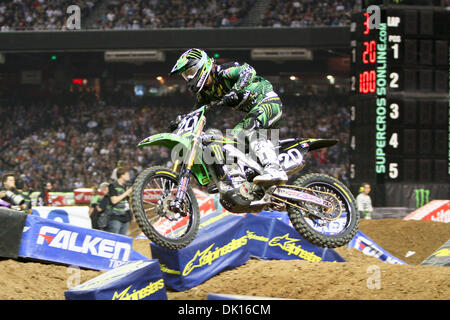 15. Januar 2011 - Phoeniz, Arizona, USA - Broc Tickle (20) an Bord der Monster Energy/Pro Circuit/Kawaski zeigt seine Geschwindigkeit, als er das main Event führt. Kitzeln würde zweitens Teamkollegen Josh Hansen beenden. (Kredit-Bild: © Dean Henthorn/Southcreek Global/ZUMAPRESS.com) Stockfoto