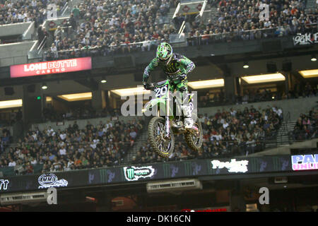 15. Januar 2011 - Phoeniz, Arizona, USA - Broc Tickle (20) an Bord der Monster Energy/Pro Circuit/Kawaski senden die dann Phoenix Nacht groß in Luft. (Kredit-Bild: © Dean Henthorn/Southcreek Global/ZUMAPRESS.com) Stockfoto