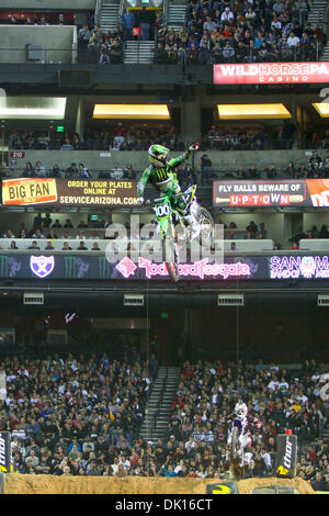 15. Januar 2011 - Phoeniz, Arizona, USA - Josh Hansen (100) beginnt, zeigen das Vertrauen und die Constency, die es braucht, um eine Meisterschaft zu gewinnen. Hansen danke die Phoenxi Masse auf seiner letzten Reise über das Dreifache. (Kredit-Bild: © Dean Henthorn/Southcreek Global/ZUMAPRESS.com) Stockfoto