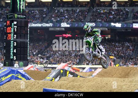 15. Januar 2011 - Phoeniz, Arizona, USA - Josh Hansen (100) beginnt, zeigen das Vertrauen und die Constency, die es braucht, um eine Meisterschaft zu gewinnen. Der scoring Turm erzählt es mit einer Runde zu gehen. (Kredit-Bild: © Dean Henthorn/Southcreek Global/ZUMAPRESS.com) Stockfoto