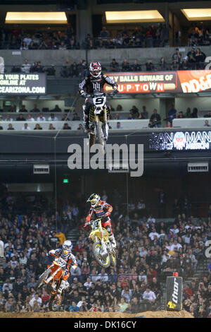 15. Januar 2011 - Phoeniz, Arizona, USA - Ivan Tedesco (9) fliegen hoch zwischen Brett Metcalf (24) und Andrew Short (29) im Finale. Tedesco würde wieder zu einem Mitte Pack verblassen. (Kredit-Bild: © Dean Henthorn/Southcreek Global/ZUMAPRESS.com) Stockfoto