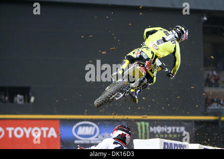 15. Januar 2011 - Phoeniz, Arizona, USA - Ryan Dungey (1) wirft ihn seitlich über die Hüfte springen während des main Events. Dungey pilotiert seine Makita Suzuki ein Top 5 Ergebnis und einige wertvolle Punkte. (Kredit-Bild: © Dean Henthorn/Southcreek Global/ZUMAPRESS.com) Stockfoto