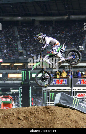 15. Januar 2011 - Phoeniz, Arizona, USA - Ryan Villopoto (2) die Dreifach Landung. Super Track Design in den Übergängen und moderne Hängeleuchte macht diese Böschungswinkel viel schlimmer als es ist. (Kredit-Bild: © Dean Henthorn/Southcreek Global/ZUMAPRESS.com) Stockfoto
