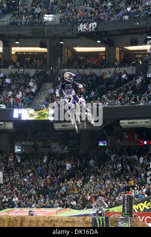 15. Januar 2011 - Phoeniz, Arizona, USA - James Bubba Stewart (7) erkennt das Publikum in der letzten Runde. (Kredit-Bild: © Dean Henthorn/Southcreek Global/ZUMAPRESS.com) Stockfoto