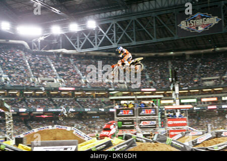 15. Januar 2011 - Phoeniz, Arizona, USA - war das Infield Chase Ball Park eine arial Zirkus mit hellen Farben und schnellen Männer auf fliegenden Kisten gefüllt. (Kredit-Bild: © Dean Henthorn/Southcreek Global/ZUMAPRESS.com) Stockfoto