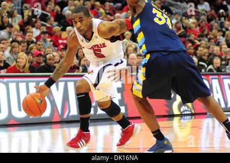 15. Januar 2011 - Louisville, Kentucky, Vereinigte Staaten von Amerika - Louisville guard Chris Smith (5) Laufwerke auf Marquette Guard/Forward Jimmy Butler (33).  (17) Louisville besiegte Marquette 71-70 im KFC Yum Center in Louisville, Kentucky. (Kredit-Bild: © Scott Davis/Southcreek Global/ZUMAPRESS.com) Stockfoto