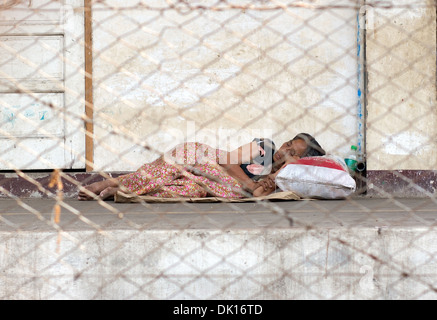 Frau Schlaf auf Plattform Stockfoto