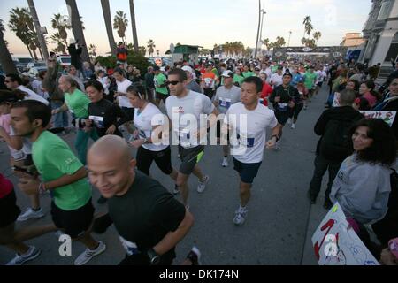 16. Januar 2011 - nehmen Venice Beach, Kalifornien, USA - Tausende Läufer an der 2. jährliche 13.1 Marathon - Los Angeles und Karhu 5 k Rennen. (Kredit-Bild: © Ringo Chiu/ZUMAPRESS.com) Stockfoto