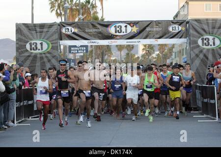 16. Januar 2011 - nehmen Venice Beach, Kalifornien, USA - Tausende Läufer an der 2. jährliche 13.1 Marathon - Los Angeles und Karhu 5 k Rennen. (Kredit-Bild: © Ringo Chiu/ZUMAPRESS.com) Stockfoto