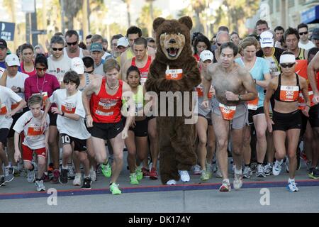 16. Januar 2011 - nehmen Venice Beach, Kalifornien, USA - Tausende Läufer an der 2. jährliche 13.1 Marathon - Los Angeles und Karhu 5 k Rennen. (Kredit-Bild: © Ringo Chiu/ZUMAPRESS.com) Stockfoto