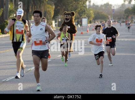 16. Januar 2011 - nehmen Venice Beach, Kalifornien, USA - Tausende Läufer an der 2. jährliche 13.1 Marathon - Los Angeles und Karhu 5 k Rennen. (Kredit-Bild: © Ringo Chiu/ZUMAPRESS.com) Stockfoto