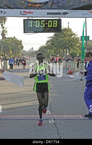 16. Januar 2011 - nehmen Venice Beach, Kalifornien, USA - Tausende Läufer an der 2. jährliche 13.1 Marathon - Los Angeles und Karhu 5 k Rennen. (Kredit-Bild: © Ringo Chiu/ZUMAPRESS.com) Stockfoto