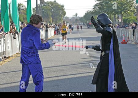 16. Januar 2011 stehen - Venice Beach, Kalifornien, USA - Charakterdarsteller im Kurs, wie Tausende von Läufern in der 2. jährlichen 13,1-Marathon - Los Angeles und Karhu 5 k Rennen teilnehmen. (Kredit-Bild: © Ringo Chiu/ZUMAPRESS.com) Stockfoto