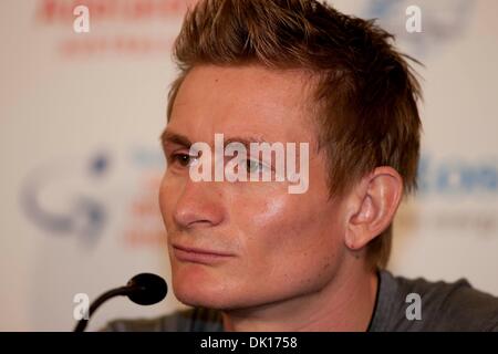 16. Januar 2011 - Adelaide, Australien - ANDRE GREIPEL Fahrer Team Omega Pharma Lotto auf einer Pre-Event Pressekonferenz mit dem Rennleiter und Reiter R. Mcewen Team Radio Shack und A. Davis Team Astana, für die UCI Pro Tour Tour Down Under Radrennen. (Kredit-Bild: © Gary Francis/ZUMAPRESS.com) Stockfoto