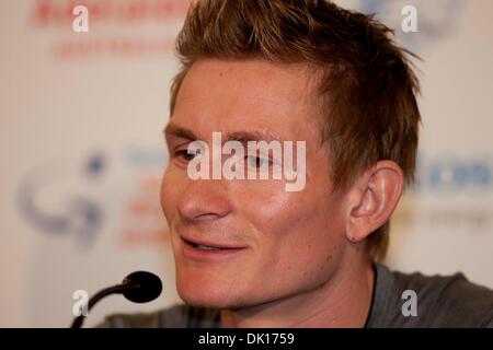 16. Januar 2011 - Adelaide, Australien - ANDRE GREIPEL Fahrer Team Omega Pharma Lotto auf einer Pre-Event Pressekonferenz mit dem Rennleiter und Reiter R. Mcewen Team Radio Shack und A. Davis Team Astana, für die UCI Pro Tour Tour Down Under Radrennen. (Kredit-Bild: © Gary Francis/ZUMAPRESS.com) Stockfoto