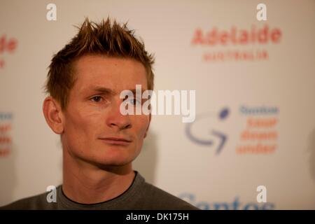 16. Januar 2011 - Adelaide, Australien - ANDRE GREIPEL Fahrer Team Omega Pharma Lotto auf einer Pre-Event Pressekonferenz mit dem Rennleiter und Reiter R. Mcewen Team Radio Shack und A. Davis Team Astana, für die UCI Pro Tour Tour Down Under Radrennen. (Kredit-Bild: © Gary Francis/ZUMAPRESS.com) Stockfoto