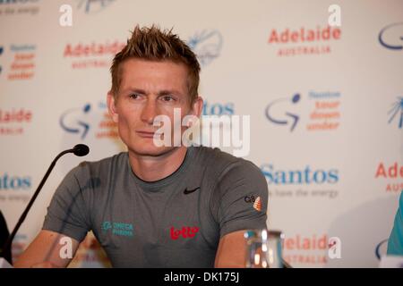 16. Januar 2011 - Adelaide, Australien - ANDRE GREIPEL Fahrer Team Omega Pharma Lotto auf einer Pre-Event Pressekonferenz mit dem Rennleiter und Reiter R. Mcewen Team Radio Shack und A. Davis Team Astana, für die UCI Pro Tour Tour Down Under Radrennen. (Kredit-Bild: © Gary Francis/ZUMAPRESS.com) Stockfoto