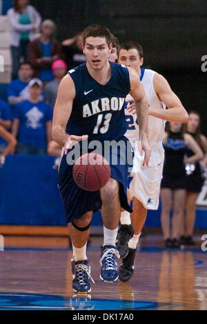 16. Januar 2011 - Buffalo, New York, Vereinigte Staaten von Amerika - Akron Zips weiterleiten Nikola Cvetinivic (#13) in Aktion während des Spiels gegen die Buffalo Bulls im Alumni-Arena. Buffalo hat gewonnen 73-70. (Kredit-Bild: © Mark Konezny/Southcreek Global/ZUMAPRESS.com) Stockfoto