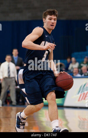 16. Januar 2011 - Buffalo, New York, Vereinigte Staaten von Amerika - Akron Zips bewachen Brett McClanahan (#5) in Aktion während des Spiels gegen die Buffalo Bulls im Alumni-Arena. Buffalo hat gewonnen 73-70. (Kredit-Bild: © Mark Konezny/Southcreek Global/ZUMAPRESS.com) Stockfoto