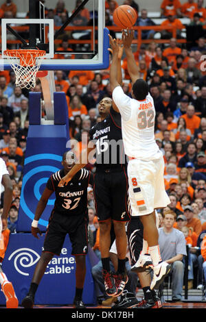 16. Januar 2011 - Syracuse, New York, Vereinigte Staaten von Amerika - Cincinnati Bearcats vorwärts Darnell Wilks (15) versucht die Aufnahme in die erste Hälfte von Syracuse Orange vorwärts Kris Joseph (32) zu blockieren. Syrakus, die auf die Saison (18-0) bei der Carrier Dome in Syracuse, NY besiegt Cincinnati 67-52 vor einem Publikum von 24.338 bleiben ungeschlagen. (Kredit-Bild: © Michael Johnson/Southcreek G Stockfoto