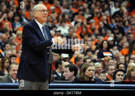 16. Januar 2011 - Syracuse, New York, Vereinigte Staaten von Amerika - Syrakus Cheftrainer Jim Boeheim reagiert auf eine erste Halbzeit Aufruf an der Seitenlinie gegen Cincinnati. Syrakus, die auf die Saison (18-0) bei der Carrier Dome in Syracuse, NY besiegt Cincinnati 67-52 vor einem Publikum von 24.338 bleiben ungeschlagen. (Kredit-Bild: © Michael Johnson/Southcreek Global/ZUMAPRESS.com) Stockfoto