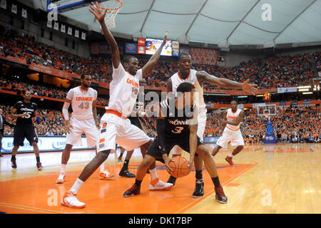 16. Januar 2011 freut sich-Syracuse, New York, Vereinigte Staaten von Amerika - Cincinnati Bearcats Wache Dion Dixon (3) für einen offenen Mann als Syracuse Orange Baye Moussa Keita (12) und Syracuse Orange vorwärts Rick Jackson (0) Surround senior Bearcats unter dem Korb in der ersten Hälfte zu schützen. Syrakus, die besiegten Cincinnati 67-52 vor einem Publikum von 24.338 bleiben auf dem s ungeschlagen Stockfoto