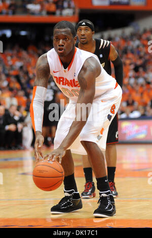 16. Januar 2011 wird - Syracuse, New York, Vereinigte Staaten von Amerika - Syracuse Orange vorwärts Rick Jackson (0) festgelegt, um die zweite Hälfte Foul Schuss gegen Cincinnati. Syrakus, die auf die Saison (18-0) bei der Carrier Dome in Syracuse, NY besiegt Cincinnati 67-52 vor einem Publikum von 24.338 bleiben ungeschlagen. (Kredit-Bild: © Michael Johnson/Southcreek Global/ZUMAPRESS.com) Stockfoto