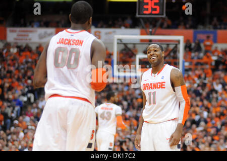 16. Januar 2011 hat - Syracuse, New York, Vereinigte Staaten von Amerika - Syracuse Orange Garde Scoop Jardine (11) ein Lachen mit Syracuse Orange vorwärts Rick Jackson (0) früh in der zweiten Hälfte gegen Cincinnati. Syrakus, die auf die Saison (18-0) bei der Carrier Dome in Syracuse, NY besiegt Cincinnati 67-52 vor einem Publikum von 24.338 bleiben ungeschlagen. (Kredit-Bild: © Michael Johnson/So Stockfoto