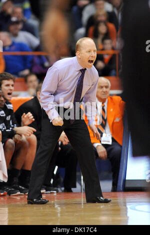 16. Januar 2011 - Syracuse, New York, Vereinigte Staaten von Amerika - Cincinnati Trainer Mick Cronin schreit seine Mannschaft in der zweiten Hälfte wie Syrakus auf einer großen öffnet geführt. Syrakus, die auf die Saison (18-0) bei der Carrier Dome in Syracuse, NY besiegt Cincinnati 67-52 vor einem Publikum von 24.338 bleiben ungeschlagen. (Kredit-Bild: © Michael Johnson/Southcreek Global/ZUMAPRESS.com) Stockfoto