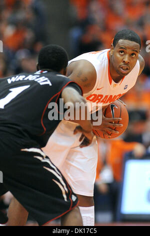 16. Januar 2011 - Syracuse, New York, Vereinigte Staaten von Amerika - Syracuse Orange Garde Scoop Jardine (11) hält den Ball während des Lesens der Cincinnati-Verteidigung in der zweiten Hälfte. Syrakus, die auf die Saison (18-0) bei der Carrier Dome in Syracuse, NY besiegt Cincinnati 67-52 vor einem Publikum von 24.338 bleiben ungeschlagen. (Kredit-Bild: © Michael Johnson/Southcreek Global/ZUMAPRESS.com) Stockfoto