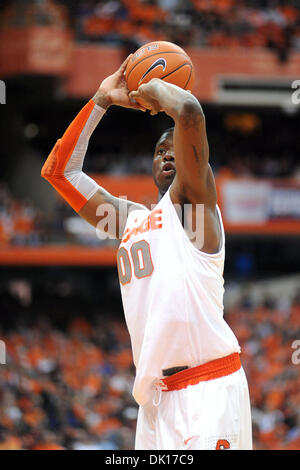 16. Januar 2011 nimmt - Syracuse, New York, Vereinigte Staaten von Amerika - Syracuse Orange nach vorne Rick Jackson (0) das Foul Schuss in der zweiten Hälfte gegen Cincinnati. Syrakus, die auf die Saison (18-0) bei der Carrier Dome in Syracuse, NY besiegt Cincinnati 67-52 vor einem Publikum von 24.338 bleiben ungeschlagen. (Kredit-Bild: © Michael Johnson/Southcreek Global/ZUMAPRESS.com) Stockfoto