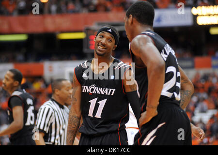 16. Januar 2011 - Syracuse, New York, Vereinigte Staaten von Amerika - Cincinnati Bearcats Wache sieht Larry Davis (11) in Cincinnati Bearcats bewachen Sean Kilpatrick (23) nach einem foul-Aufruf in der zweiten Hälfte sendet Syrakus an der Linie. Syrakus, die auf die Saison (18-0) bei der Carrier Dome in Syracuse, NY besiegt Cincinnati 67-52 vor einem Publikum von 24.338 bleiben ungeschlagen. (Bild Kredit: Stockfoto