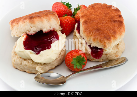 Traditionelle Nachmittag Tee of Devonshire Scones mit Clotted Cream gekrönt und Erdbeermarmelade, die oft mit Kaffee oder Tee serviert Stockfoto