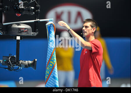 16. Januar 2011 - Melbourne, Victoria, Australien - Novak Djokovic spielt für die Kamera bei der Rally For Relief Ausstellung Benefizspiel Spitzenspieler der 2011 Australian Open in Melbourne Park. (Kredit-Bild: © Sydney Low/Southcreek Global/ZUMAPRESS.com) Stockfoto