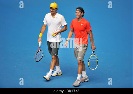 Entsprechen Sie 16. Januar 2011 - Melbourne, Victoria, Australien - Roger Federer und Rafael Nadal an der Rally For Relief-Benefiz-Ausstellung Spitzenspieler der 2011 Australian Open in Melbourne Park. (Kredit-Bild: © Sydney Low/Southcreek Global/ZUMAPRESS.com) Stockfoto