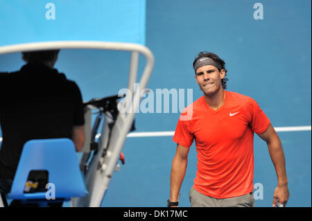 16. Januar 2011 - Melbourne, Victoria, Australien - Rafael Nadal bekommt Anweisungen bei der Rally For Relief Ausstellung Benefizspiel Spitzenspieler der 2011 Australian Open in Melbourne Park. (Kredit-Bild: © Sydney Low/Southcreek Global/ZUMAPRESS.com) Stockfoto