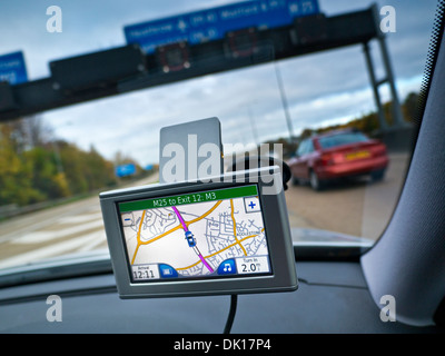 Satelliten-Navigation im Auto Bildschirmanzeige auf M25 Autobahnrings Surrey UK Stockfoto