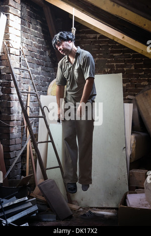 Mann ist auf dem Dachboden erhängt. Stockfoto