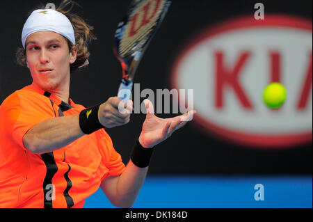 17. Januar 2011 - Melbourne, Victoria, Australien - Lukas Lacko (SVK) in Aktion in seinem ersten Vorrundenspiel gegen Roger Federer (SUI) am ersten Tag der 2011 Australian Open in Melbourne Park, Australien. (Kredit-Bild: © Sydney Low/Southcreek Global/ZUMAPRESS.com) Stockfoto