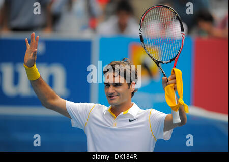 17. Januar 2011 - Melbourne, Victoria, Australien - Roger Federer (SUI) feiert seinen Sieg in seinem ersten Vorrundenspiel gegen Lukas Lacko (SVK) am ersten Tag der 2011 Australian Open in Melbourne Park, Australien. (Kredit-Bild: © Sydney Low/Southcreek Global/ZUMAPRESS.com) Stockfoto