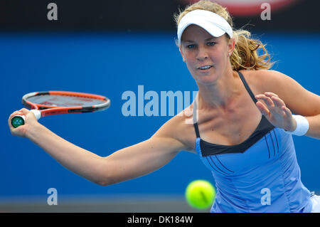 17. Januar 2011 - Melbourne, Victoria, Australien - Olivia Rogowska (AUS) in Aktion während ihr erstes Vorrundenspiel gegen Evgeniya Rodina (RUS) am ersten Tag der 2011 Australian Open in Melbourne Park, Australien. (Kredit-Bild: © Sydney Low/Southcreek Global/ZUMAPRESS.com) Stockfoto