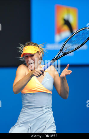 17. Januar 2011 - Melbourne, Victoria, Australien - Maria Sharapova (RUS) in Aktion während ihr erstes Vorrundenspiel gegen Tamarine Tanasugarn (THA) am ersten Tag der 2011 Australian Open in Melbourne Park, Australien. (Kredit-Bild: © Sydney Low/Southcreek Global/ZUMAPRESS.com) Stockfoto