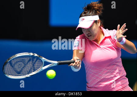 17. Januar 2011 - Melbourne, Victoria, Australien - Tamarine Tanasugarn (THA) in Aktion während ihr erstes Vorrundenspiel gegen Maria Scharapowa (RUS) am ersten Tag der 2011 Australian Open in Melbourne Park, Australien. (Kredit-Bild: © Sydney Low/Southcreek Global/ZUMAPRESS.com) Stockfoto