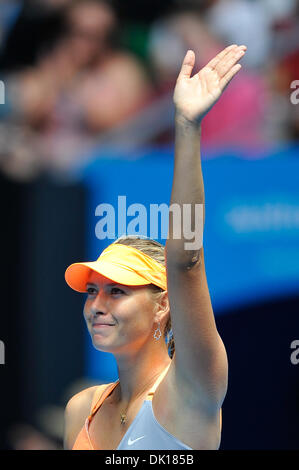 17. Januar 2011 - Melbourne, Victoria, Australien - Maria Sharapova (RUS) feiert ihren Sieg in ihrem ersten Vorrundenspiel gegen Tamarine Tanasugarn (THA) am ersten Tag der 2011 Australian Open in Melbourne Park, Australien. (Kredit-Bild: © Sydney Low/Southcreek Global/ZUMAPRESS.com) Stockfoto