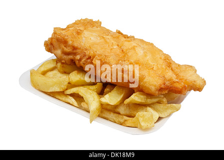 Karton mit Fish &amp; Chips. Eine traditionelle britische Imbiss Wahl isoliert auf weiss Stockfoto
